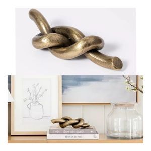 Decorative metal knot figurine